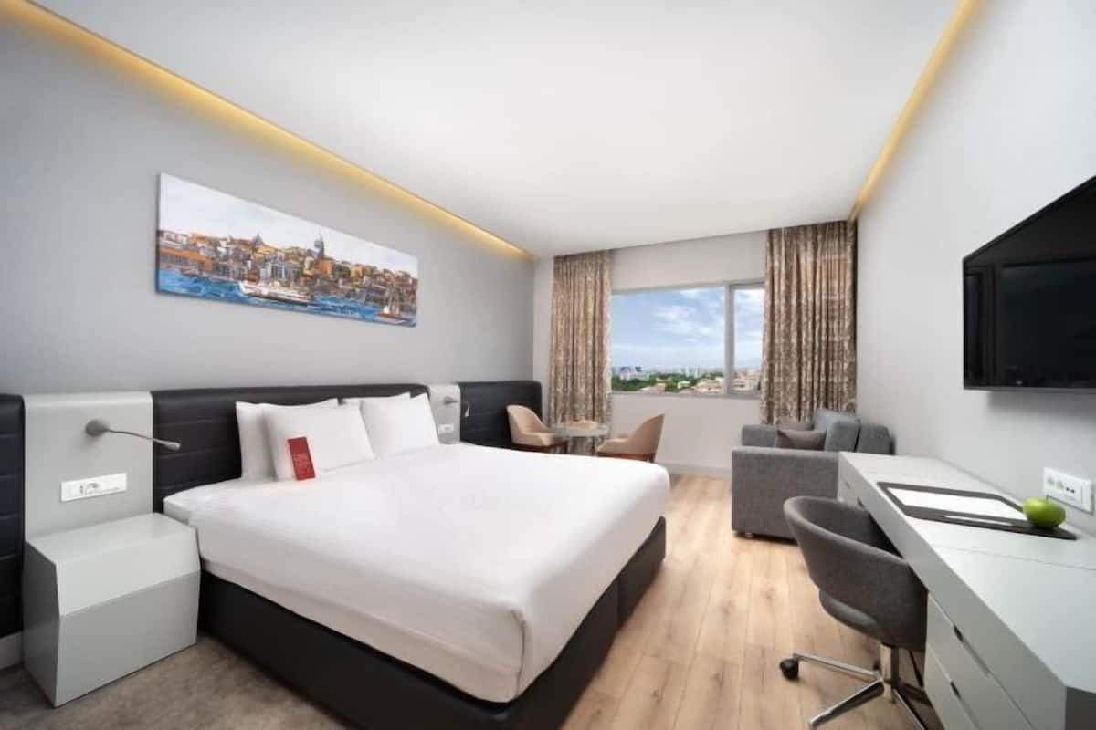 Roupas de cama premium, frigobar, cofres nos quartos