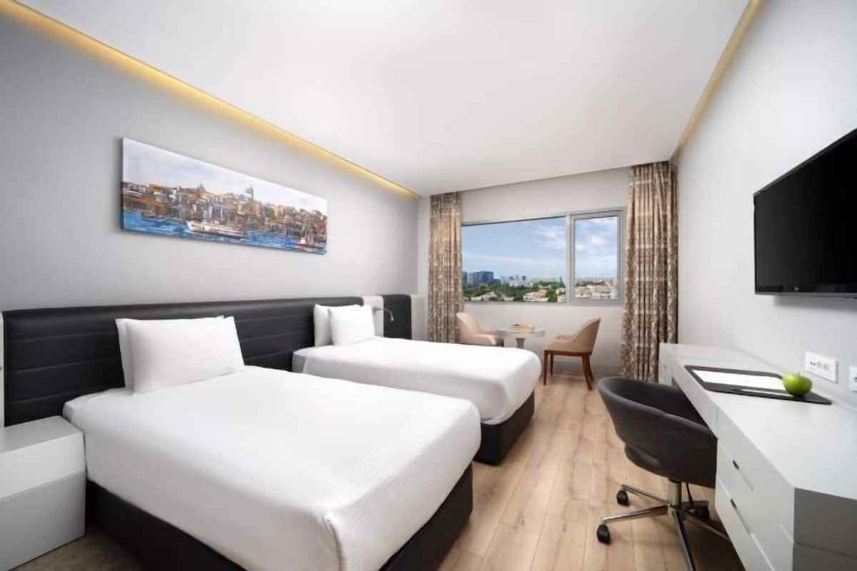 Roupas de cama premium, frigobar, cofres nos quartos