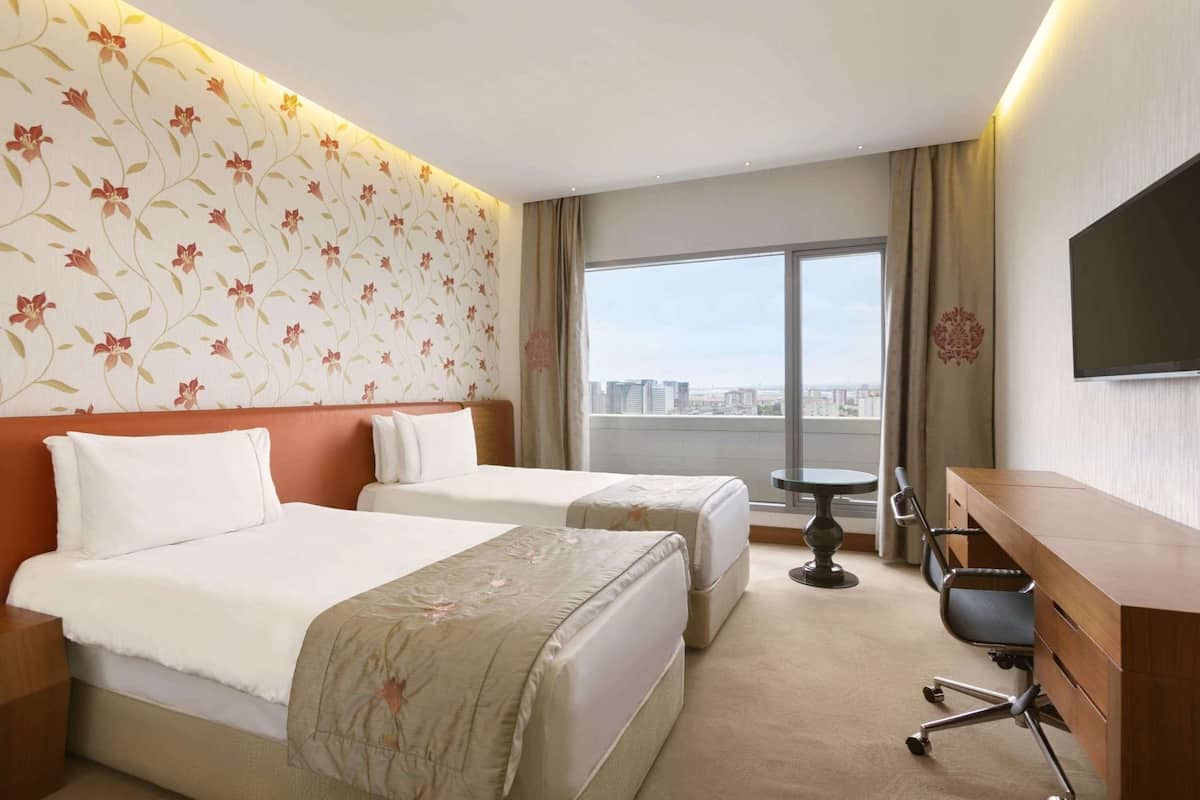Kaliteli yatak takımı, minibar, odada kasa, masa 