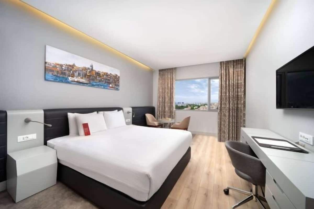 Roupas de cama premium, frigobar, cofres nos quartos
