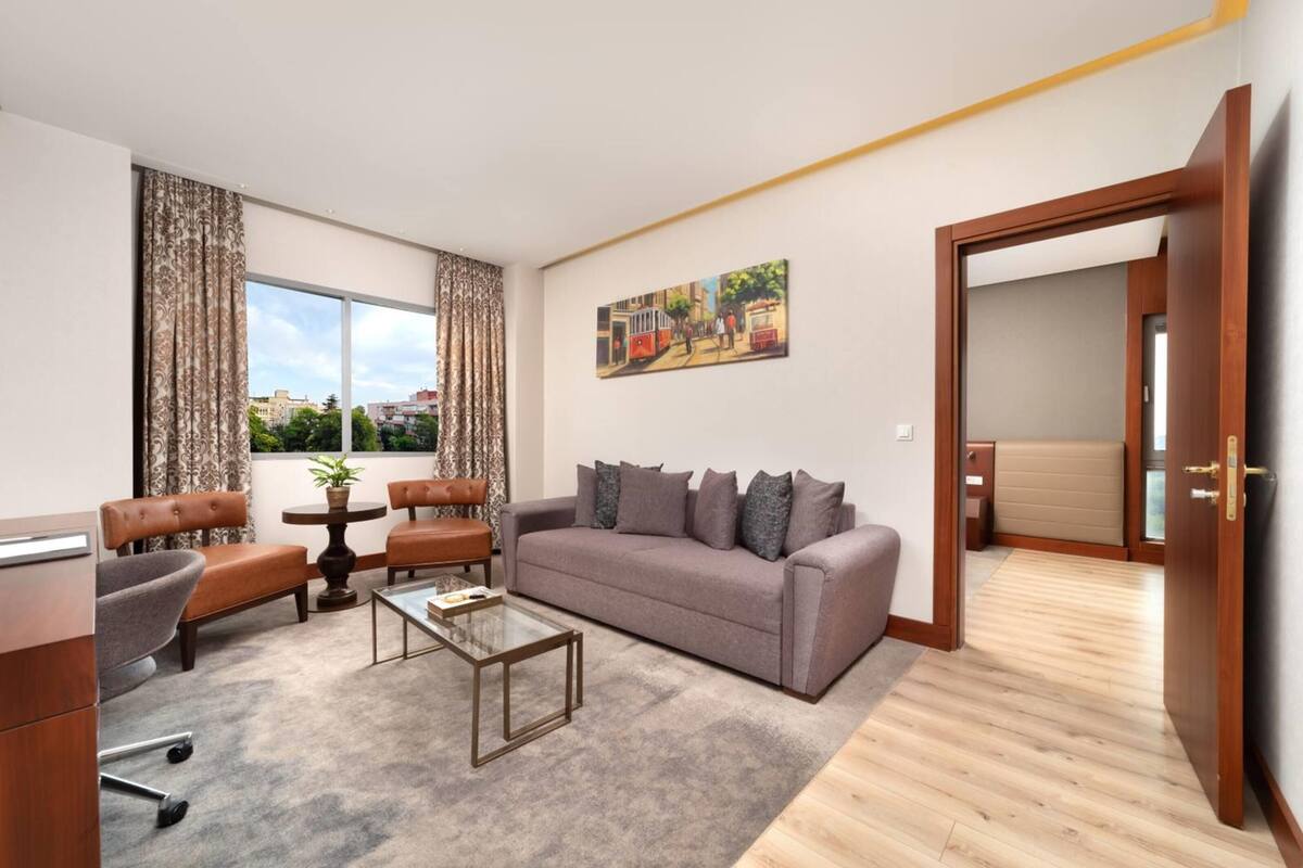 Kaliteli yatak takımı, minibar, odada kasa, masa 
