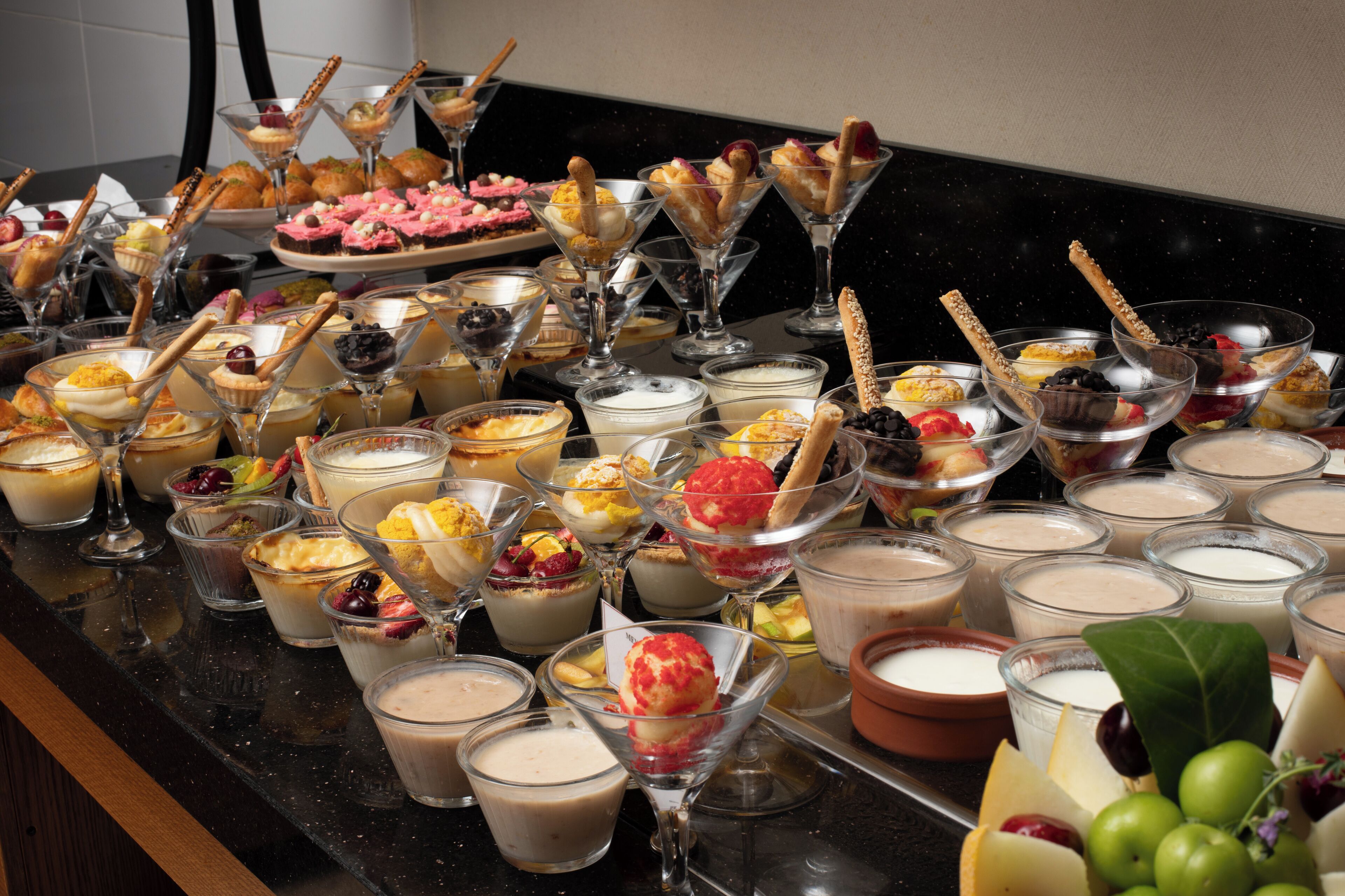 Un buffet proposant une variété de desserts et de boissons.