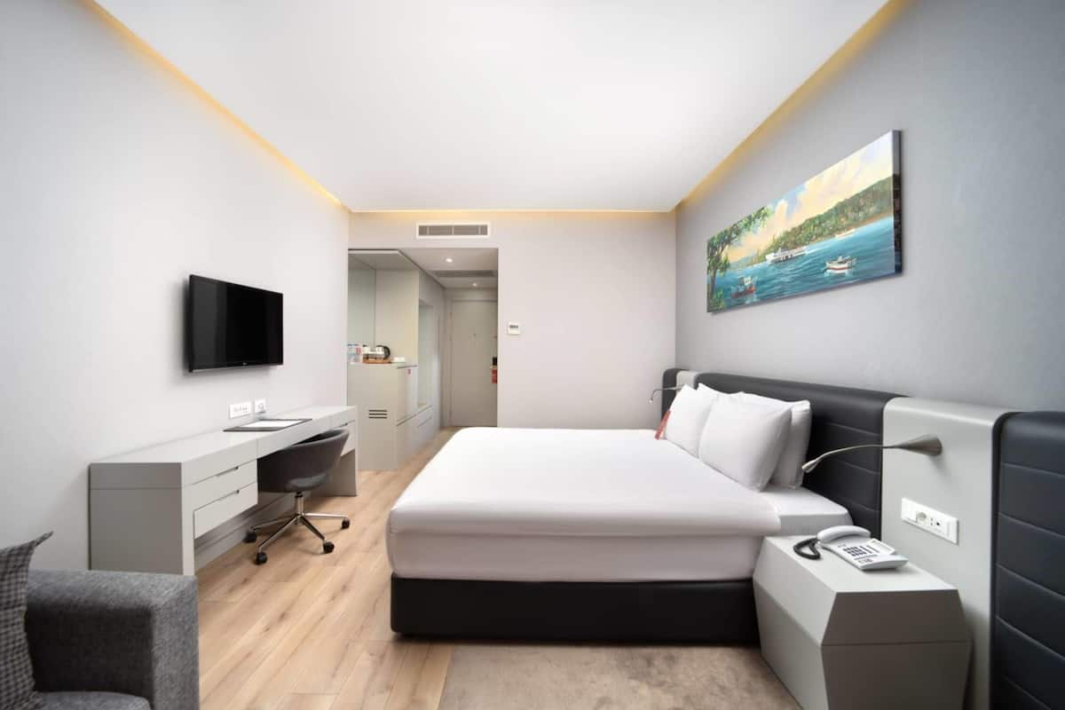 Deluxe Oda, 1 En Büyük (King) Boy Yatak, Deniz Manzaralı | Kaliteli yatak takımı, minibar, odada kasa, masa 