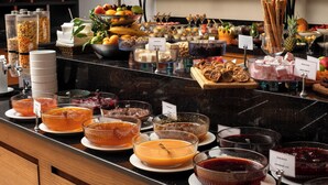 Un buffet proposant une variété de plats et de boissons.