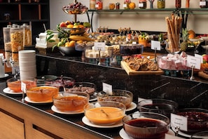 Melayani sarapan, makan siang, makan malam; sajian masakan daerah