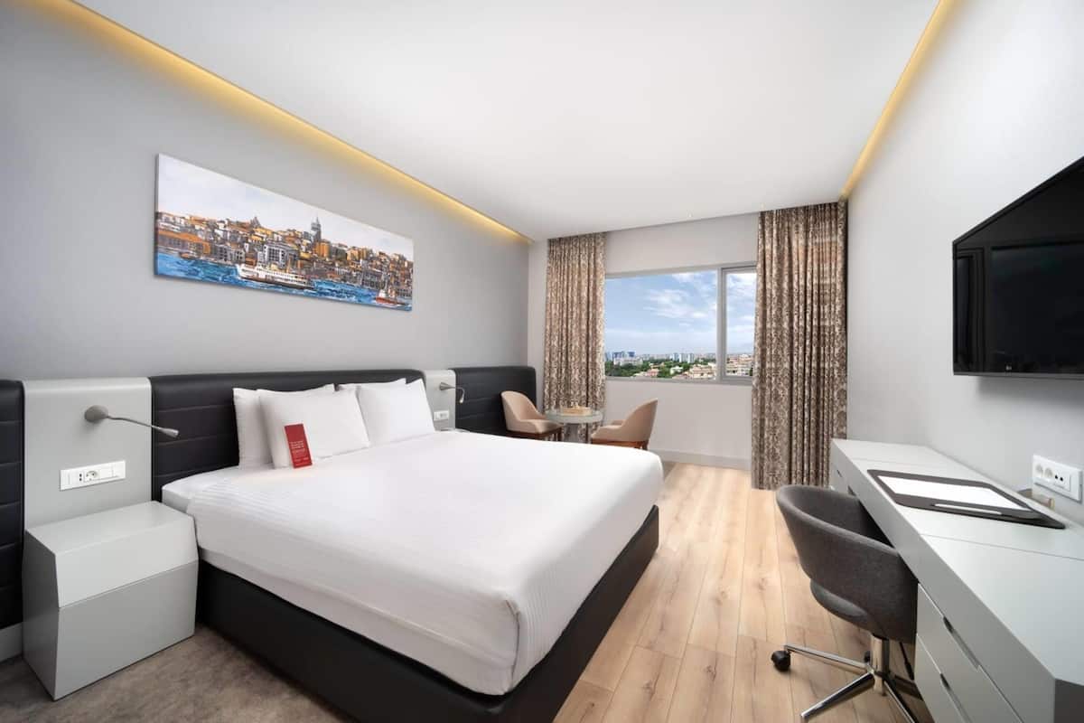Kaliteli yatak takımı, minibar, odada kasa, masa 