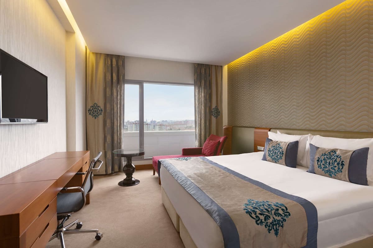 Kaliteli yatak takımı, minibar, odada kasa, masa 