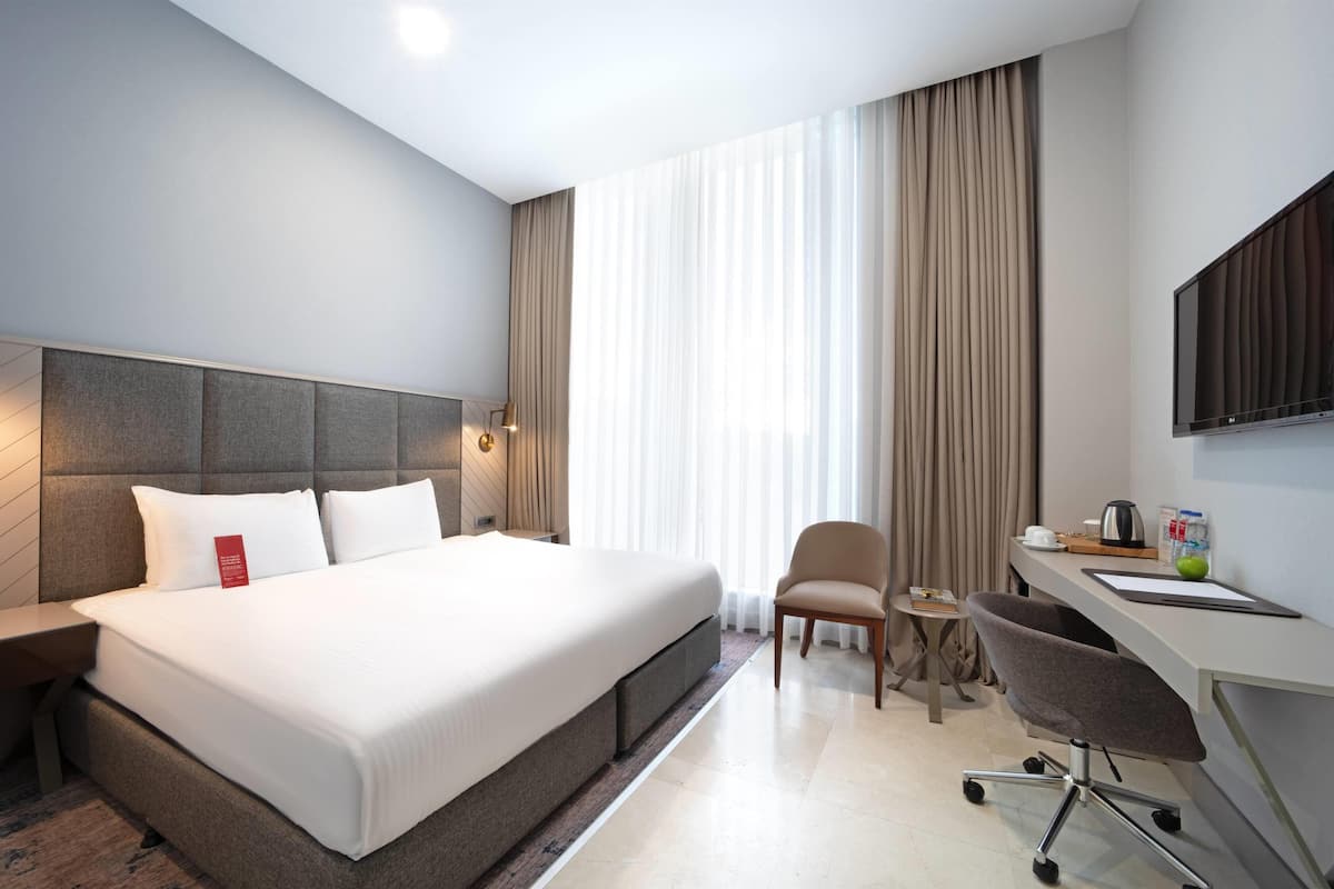 Oda, 1 En Büyük (King) Boy Yatak, Engellilere Uygun, Şehir Manzaralı (Mobility) | Kaliteli yatak takımı, minibar, odada kasa, masa 