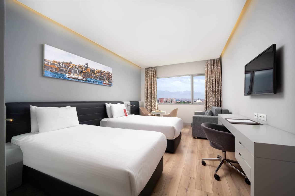 Roupas de cama premium, frigobar, cofres nos quartos