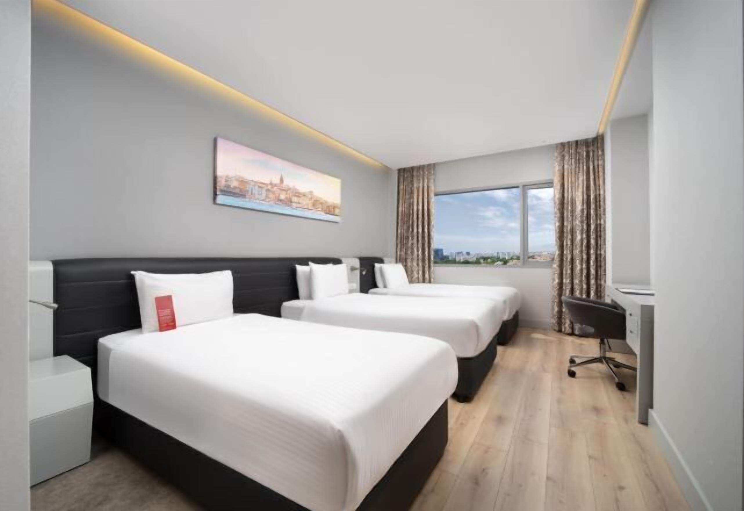 Roupas de cama premium, frigobar, cofres nos quartos