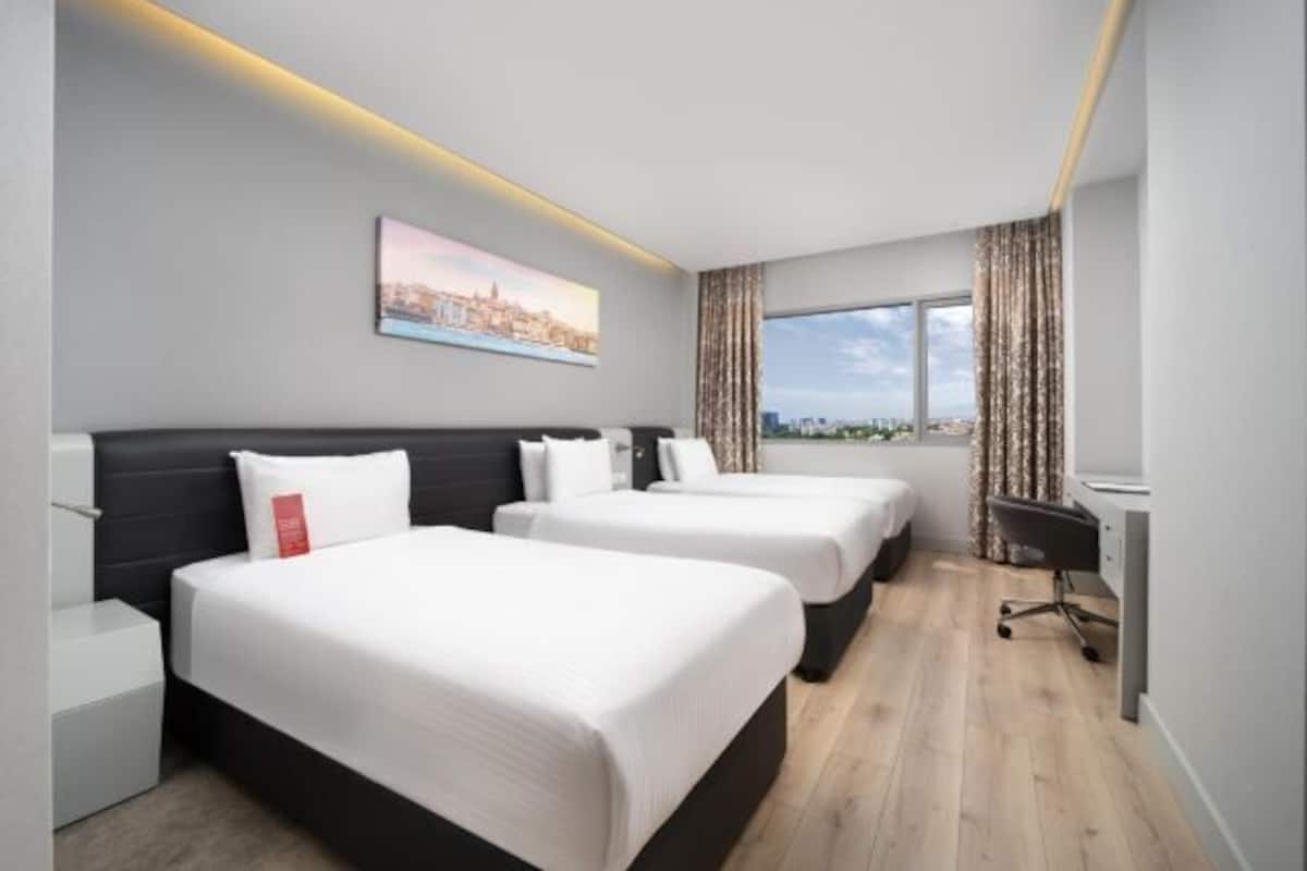 Roupas de cama premium, frigobar, cofres nos quartos