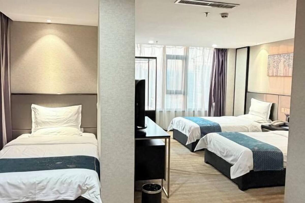 Minibar, in-room safe, iron/ironing board, Internet