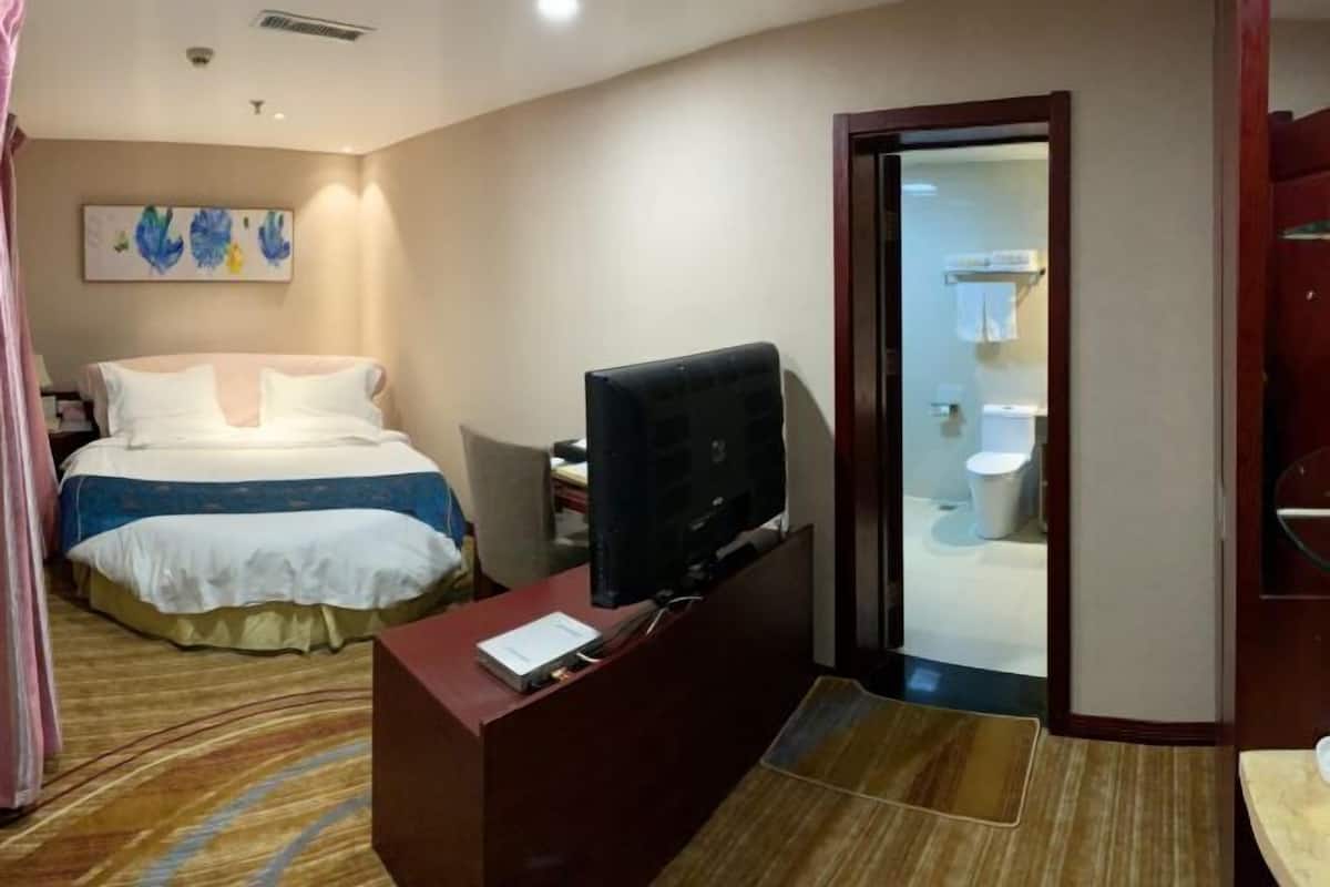 Minibar, in-room safe, iron/ironing board, Internet