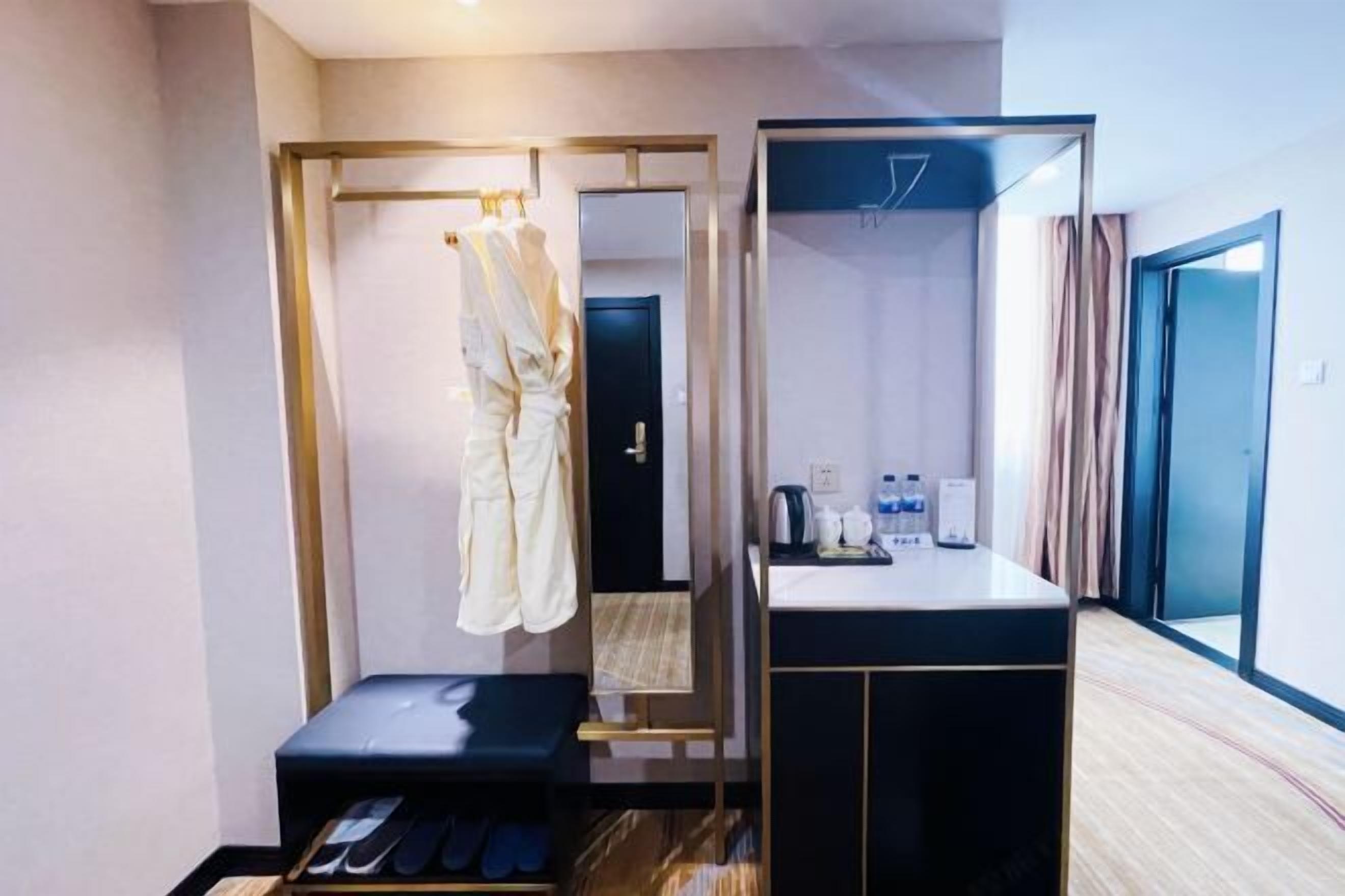 Minibar, in-room safe, iron/ironing board, Internet