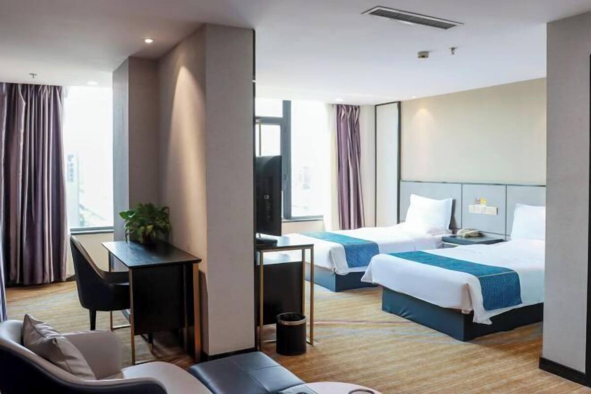 Minibar, pengeskab på værelset, strygejern/strygebræt, internet