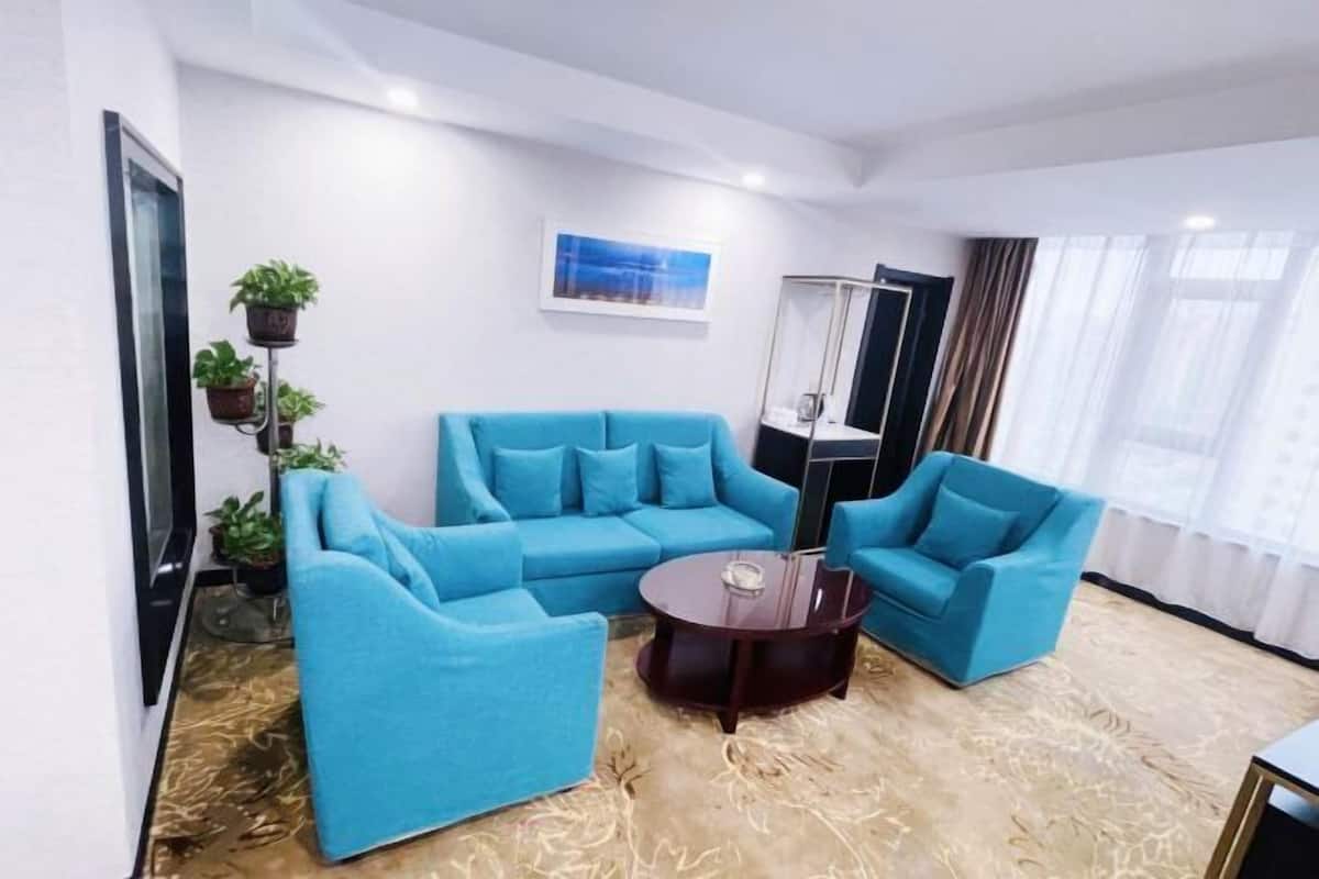 Minibar, in-room safe, iron/ironing board, Internet