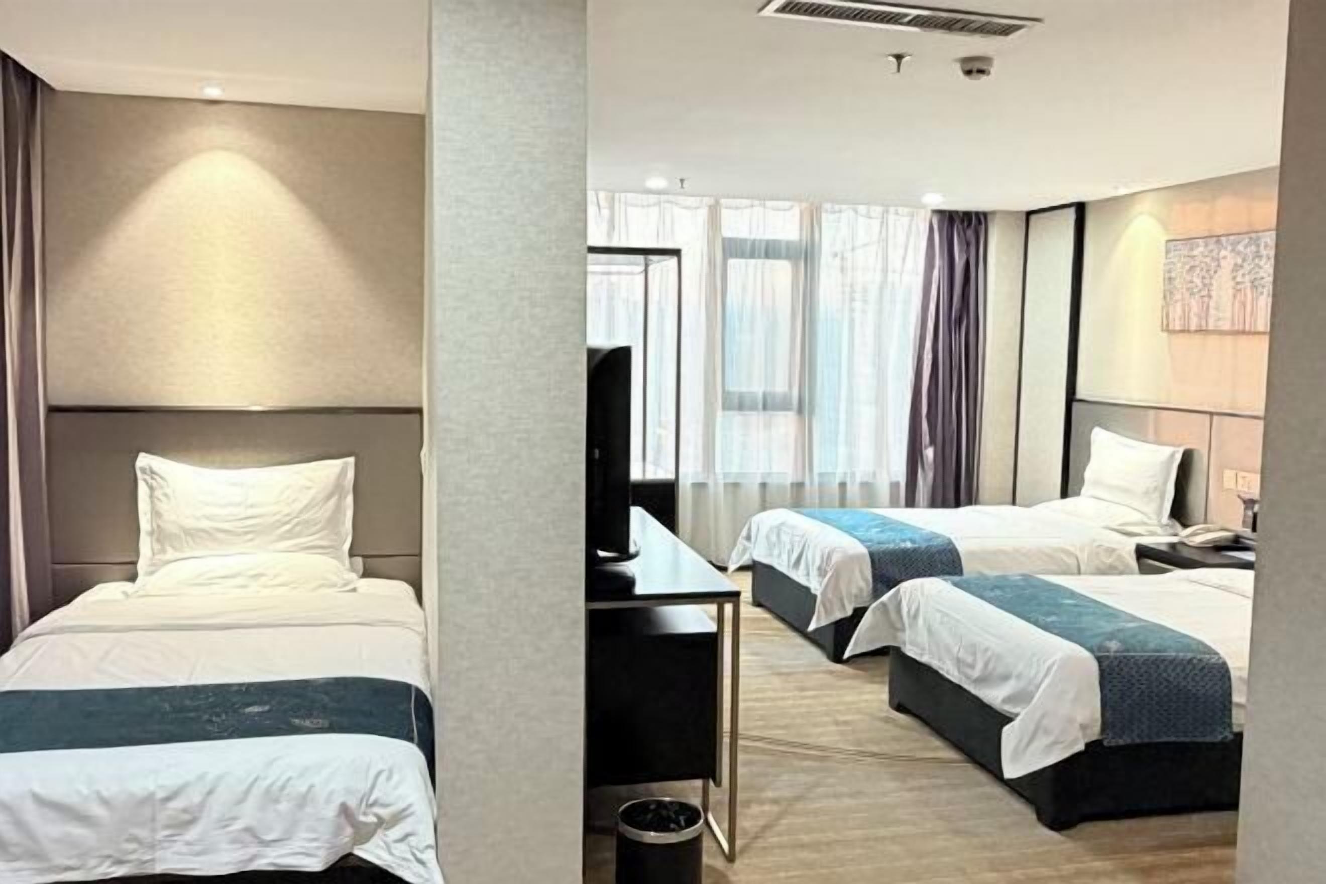 Minibar, in-room safe, iron/ironing board, Internet