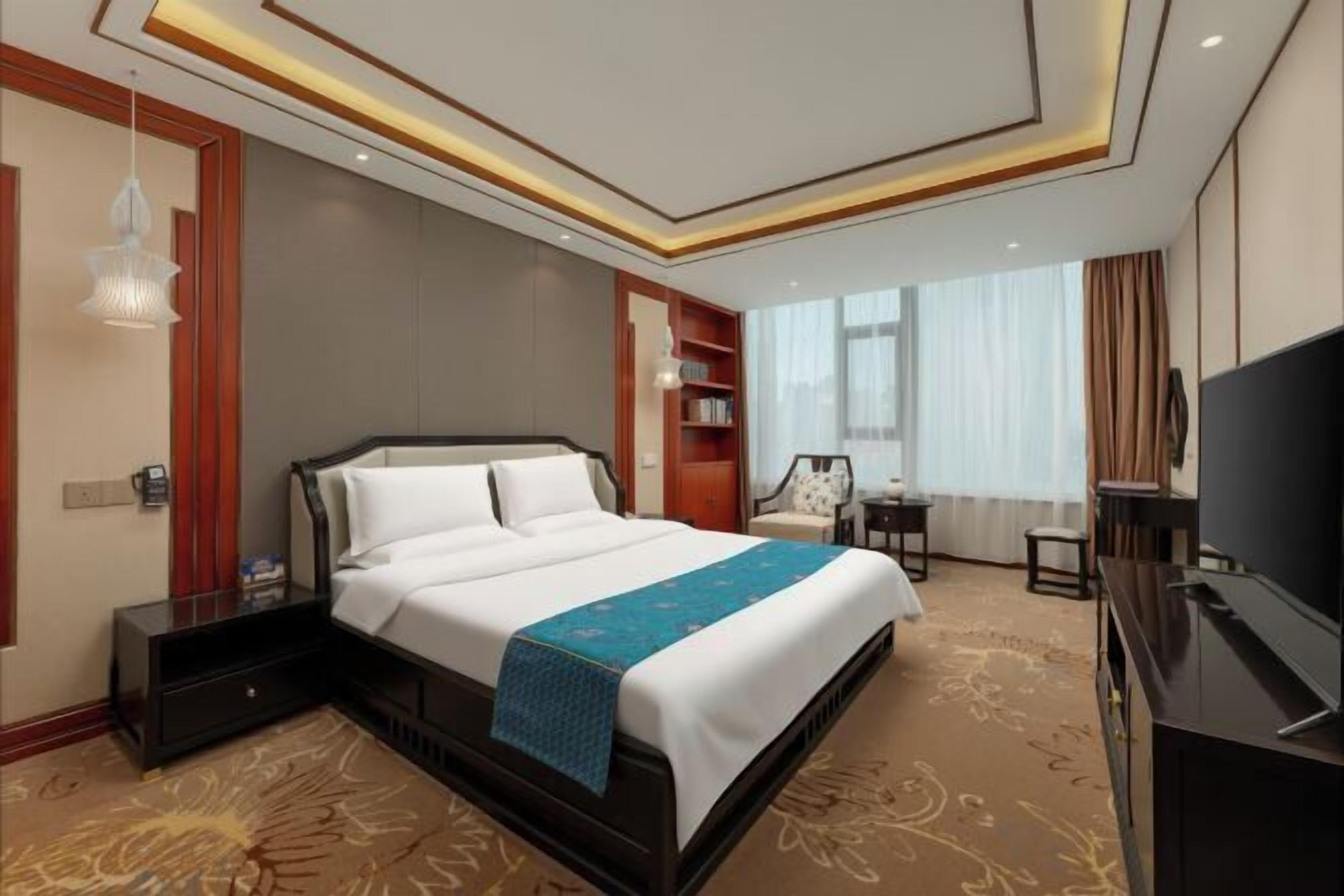 Minibar, in-room safe, iron/ironing board, Internet