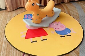 Un jouet pour enfants avec une base jaune et un personnage placé sur le dessus.
