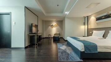 Minibar, in-room safe, iron/ironing board, Internet