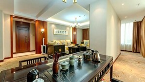 Minibar, in-room safe, iron/ironing board, Internet - Ready Hotel (Taiyuan)
