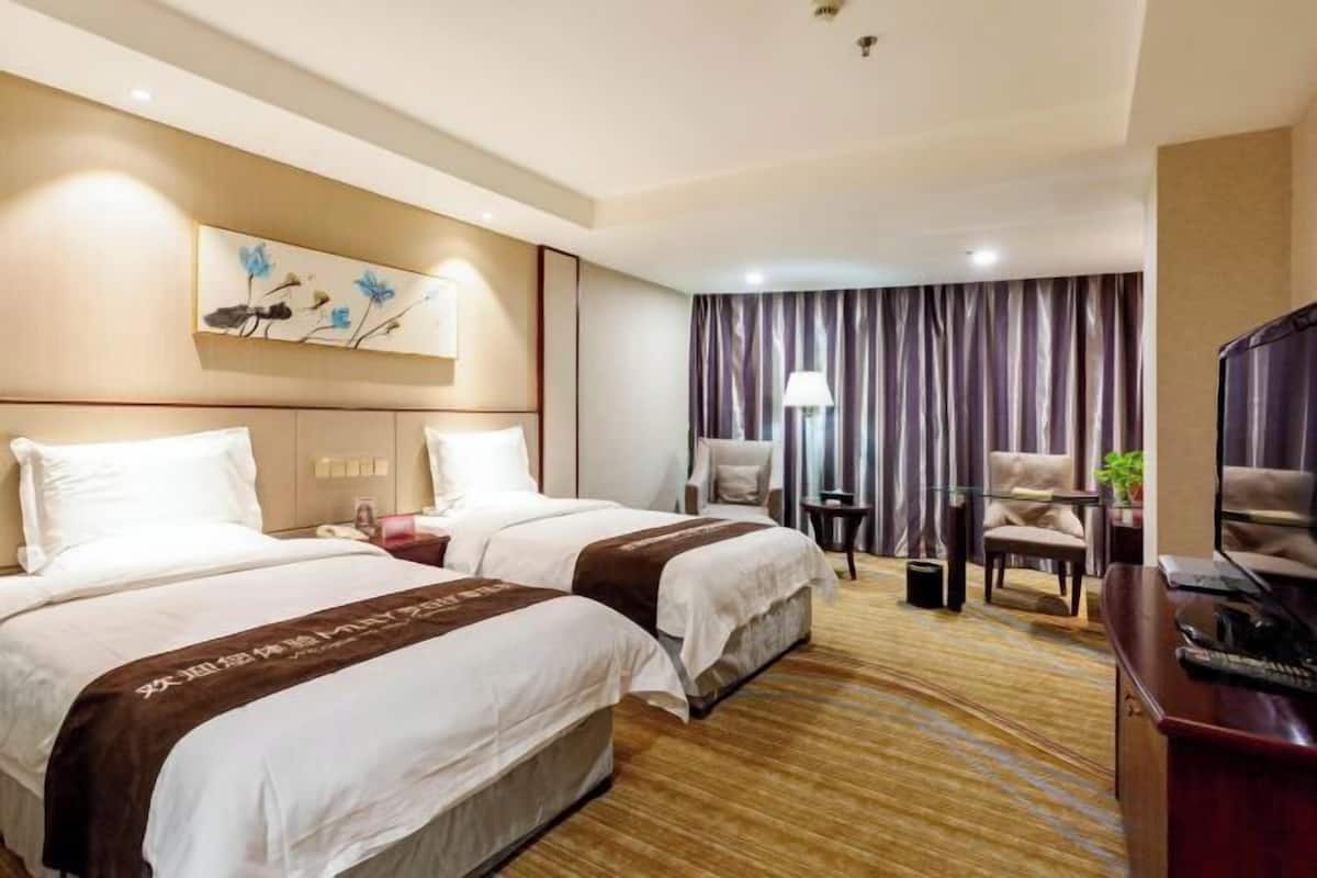 Minibar, in-room safe, iron/ironing board, Internet