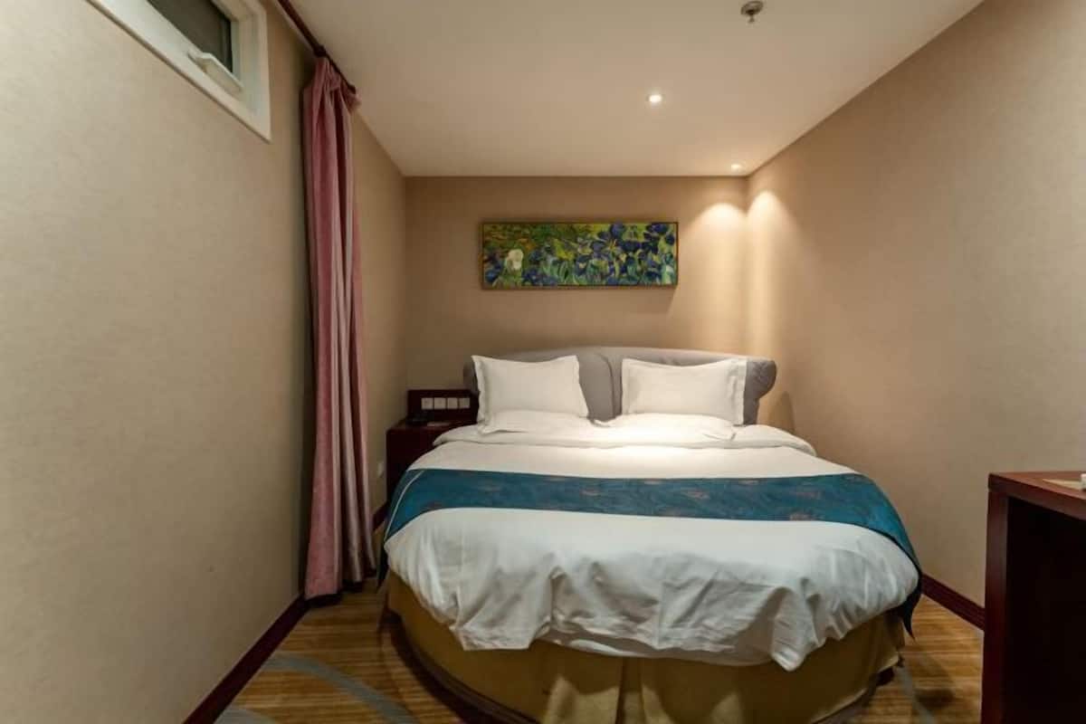 Minibar, odada kasa, ütü/ütü masası, İnternet