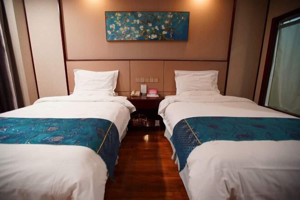 Minibar, in-room safe, iron/ironing board, Internet