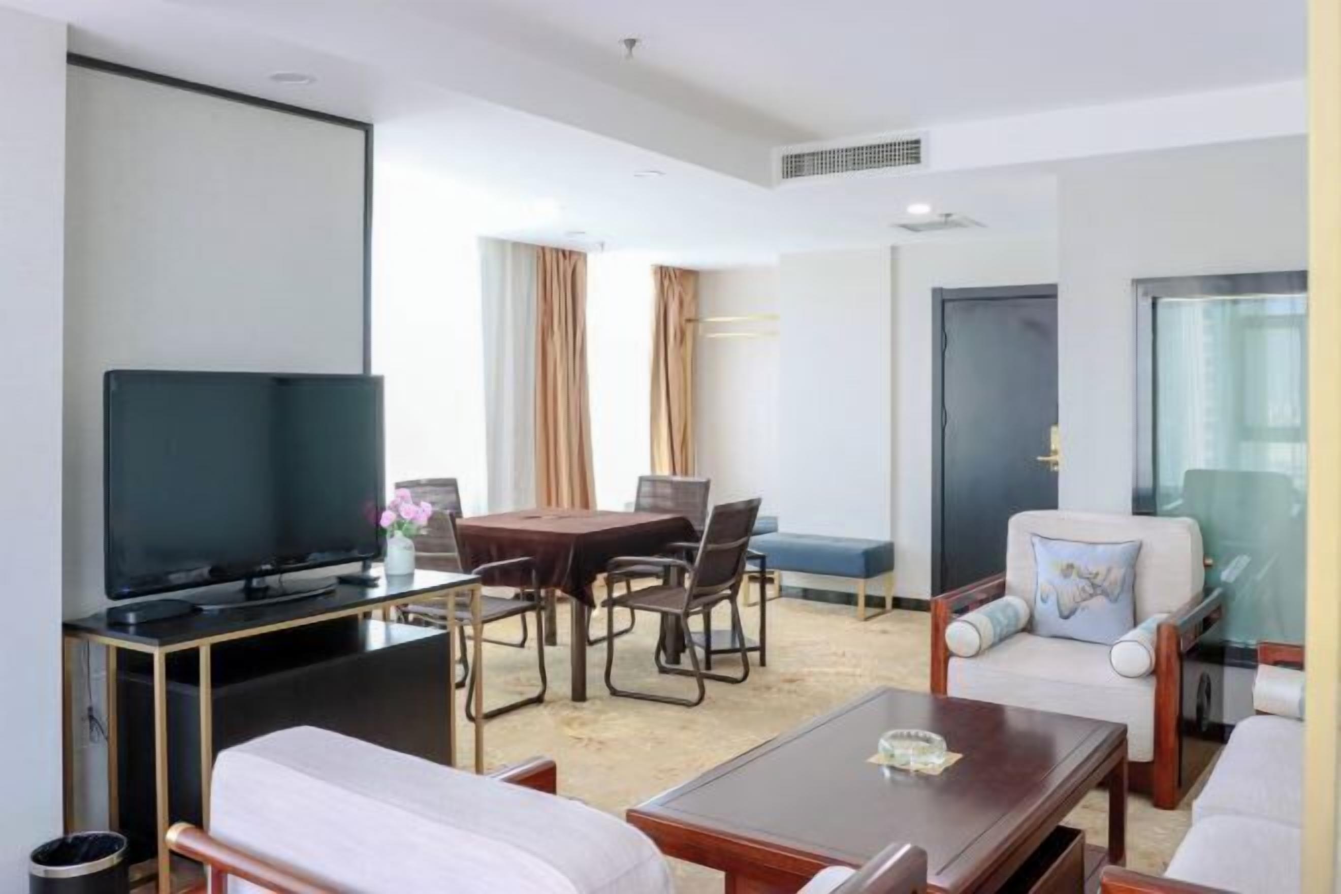 Minibar, in-room safe, iron/ironing board, Internet