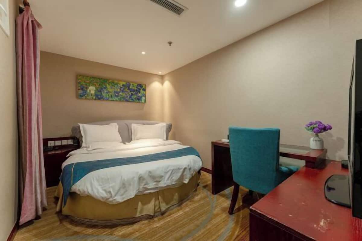 Minibar, in-room safe, iron/ironing board, Internet