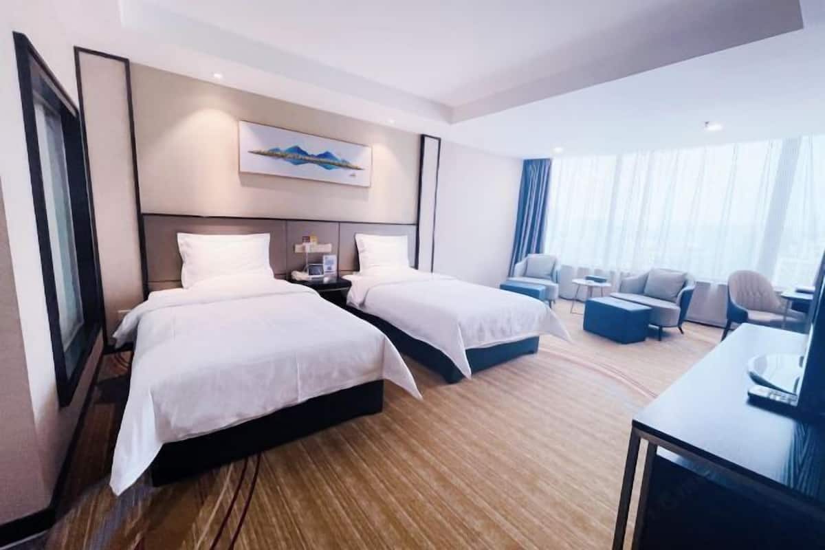 Minibar, in-room safe, iron/ironing board, Internet