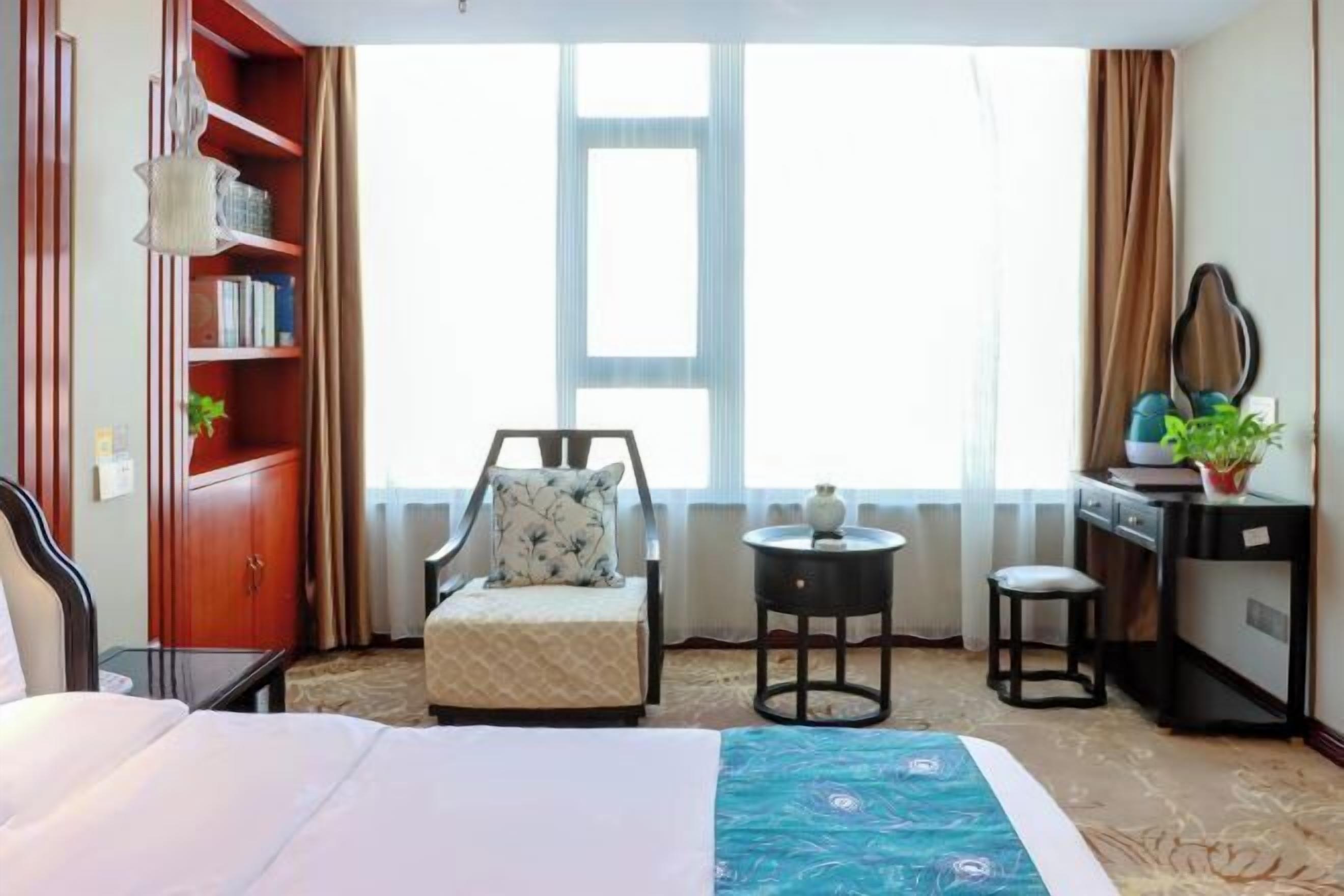 Minibar, in-room safe, iron/ironing board, Internet