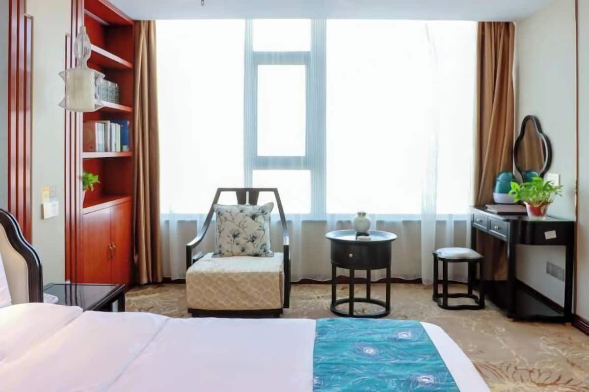 Minibar, in-room safe, iron/ironing board, Internet