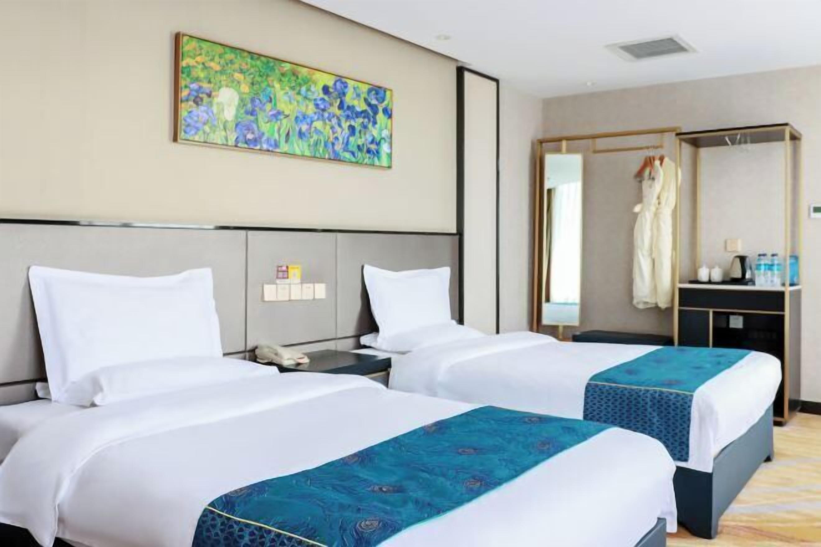 Minibar, in-room safe, iron/ironing board, Internet