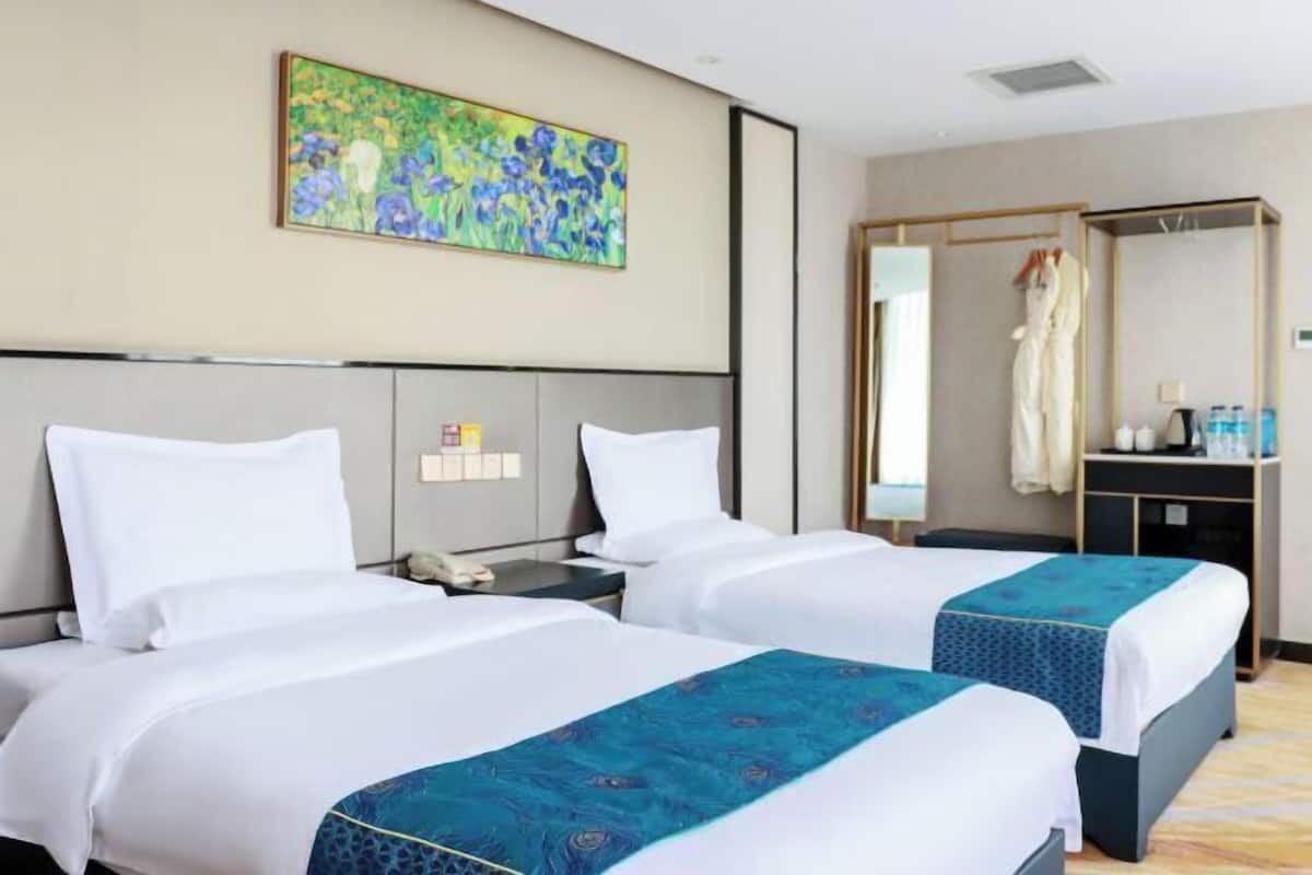 Minibar, in-room safe, iron/ironing board, Internet