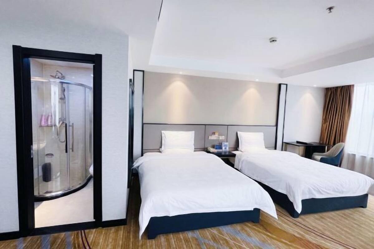 Minibar, in-room safe, iron/ironing board, Internet