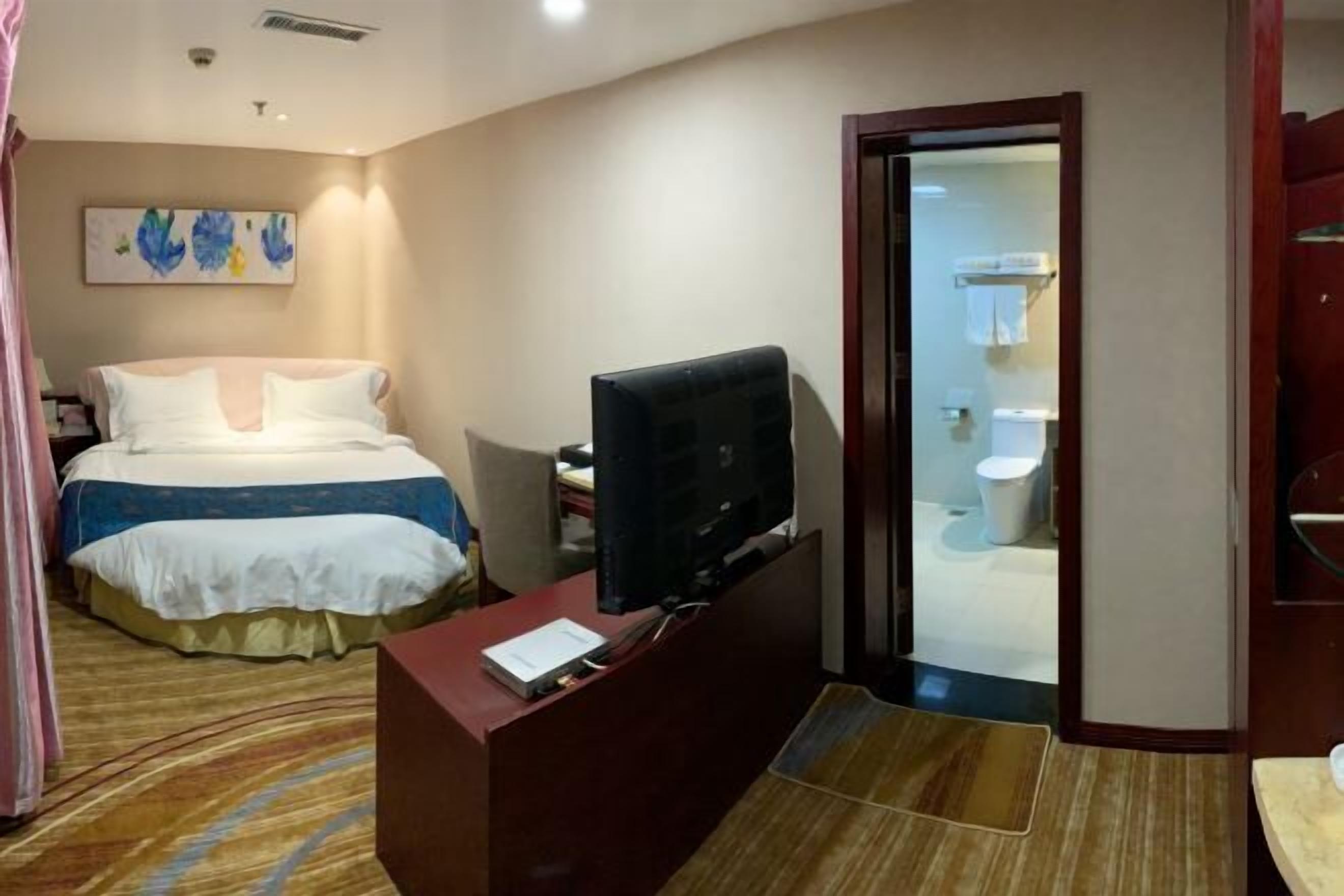 Minibar, in-room safe, iron/ironing board, Internet