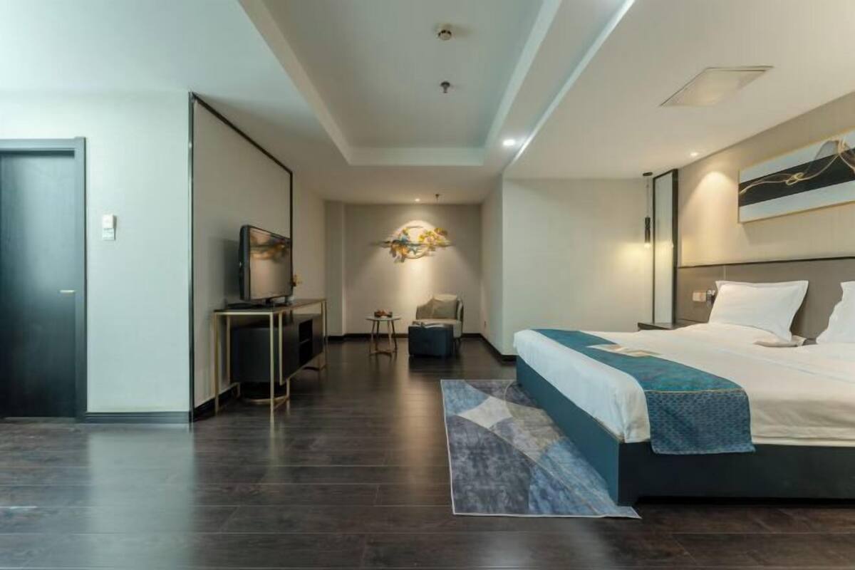 Minibar y caja de seguridad en la habitación