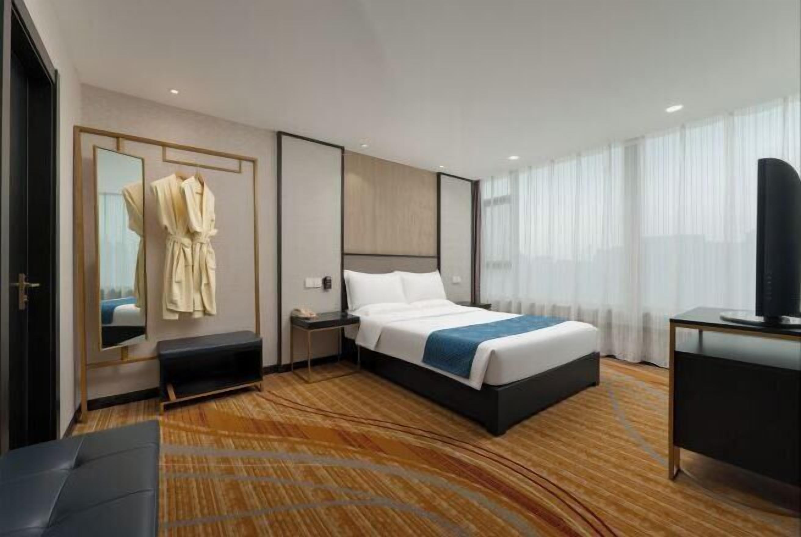 Minibar, in-room safe, iron/ironing board, Internet