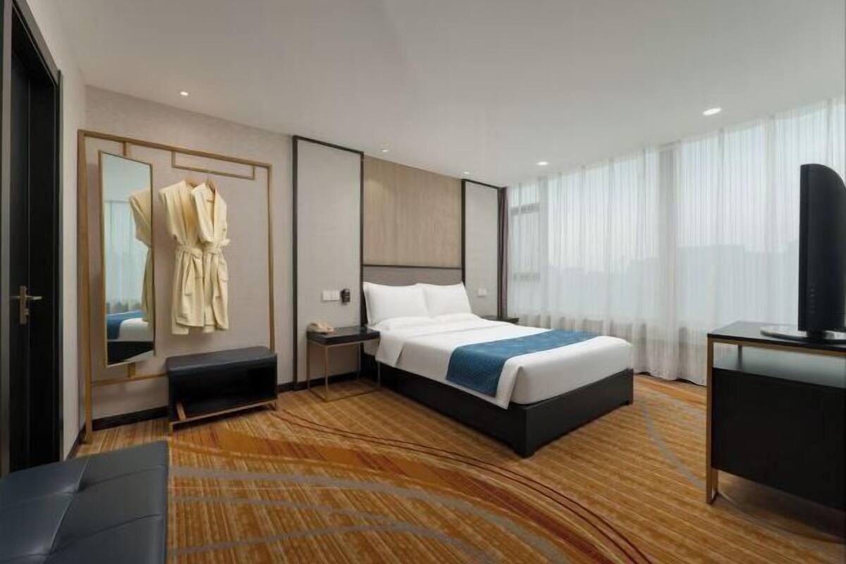 Minibar, in-room safe, iron/ironing board, Internet