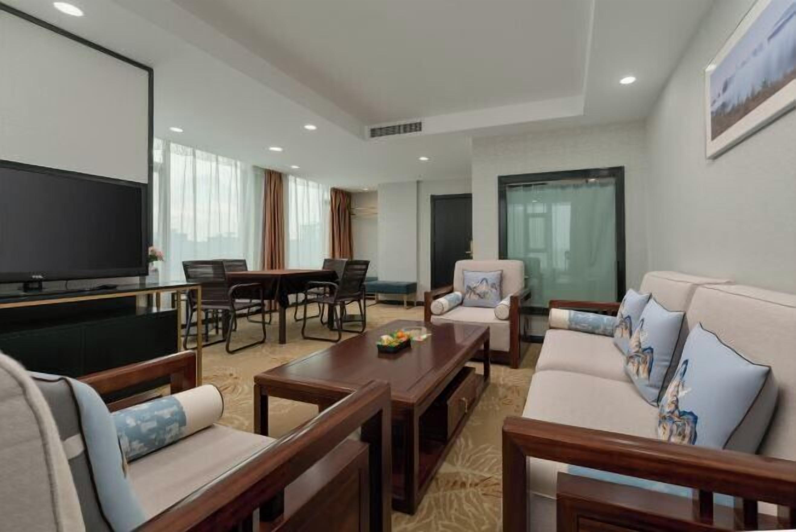 Minibar, safe på rommet, strykejern/-brett og internett