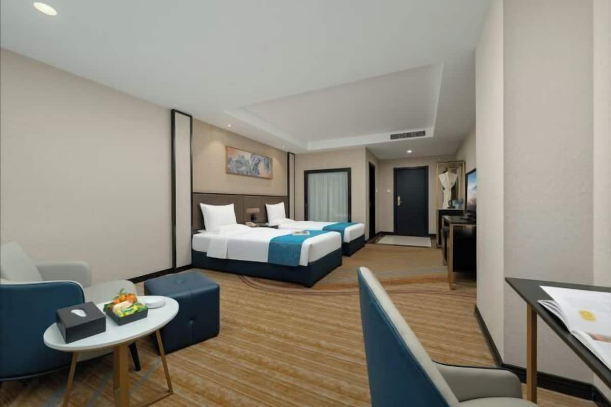 Minibar, in-room safe, iron/ironing board, Internet