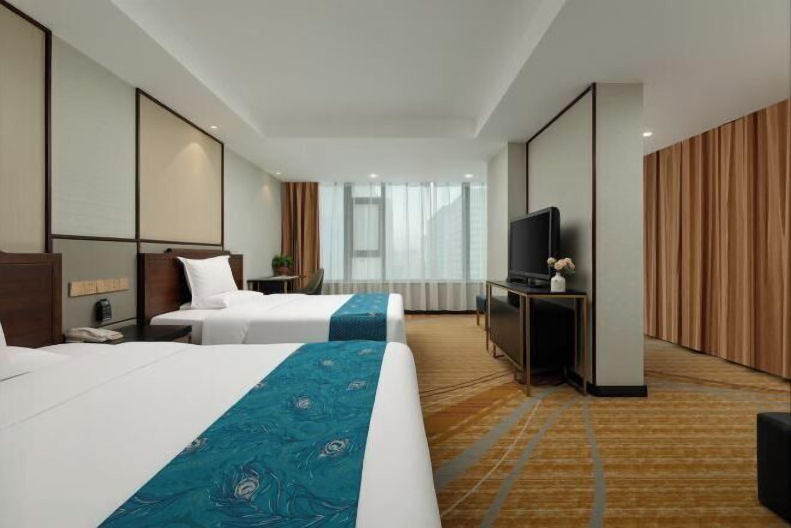 Minibar, in-room safe, iron/ironing board, Internet