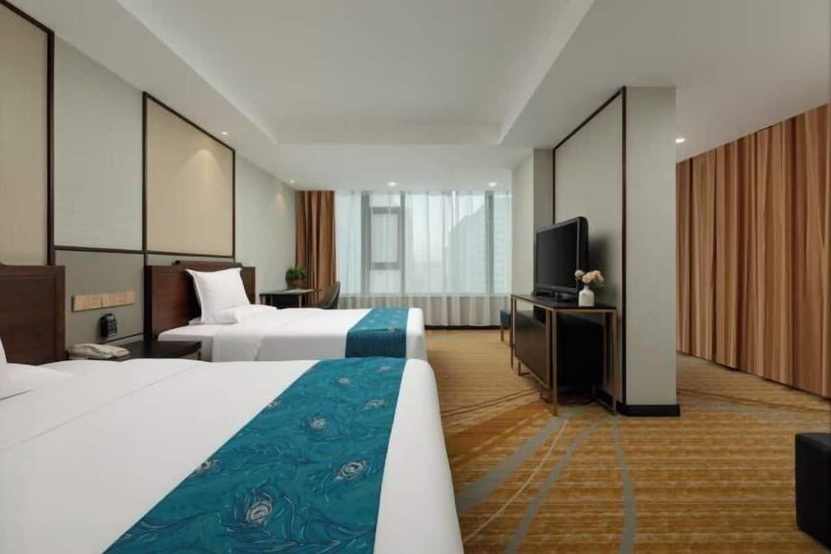 Minibar, in-room safe, iron/ironing board, Internet