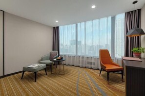 Minibar, safe på rommet, strykejern/-brett og internett