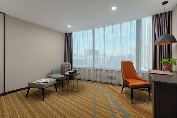 Frigobar, cofres nos quartos, ferros/tábuas de passar roupa