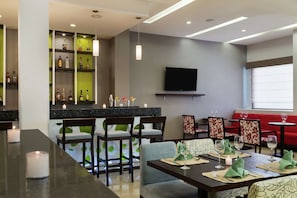 Bar (on property) - Hilton Garden Inn Queretaro (Querétaro)