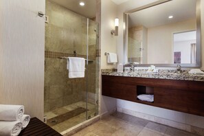 King Bed Bedroom Suite | Bathroom shower - Hilton Garden Inn Queretaro (Querétaro)
