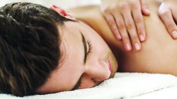 Une personne qui reçoit un massage.