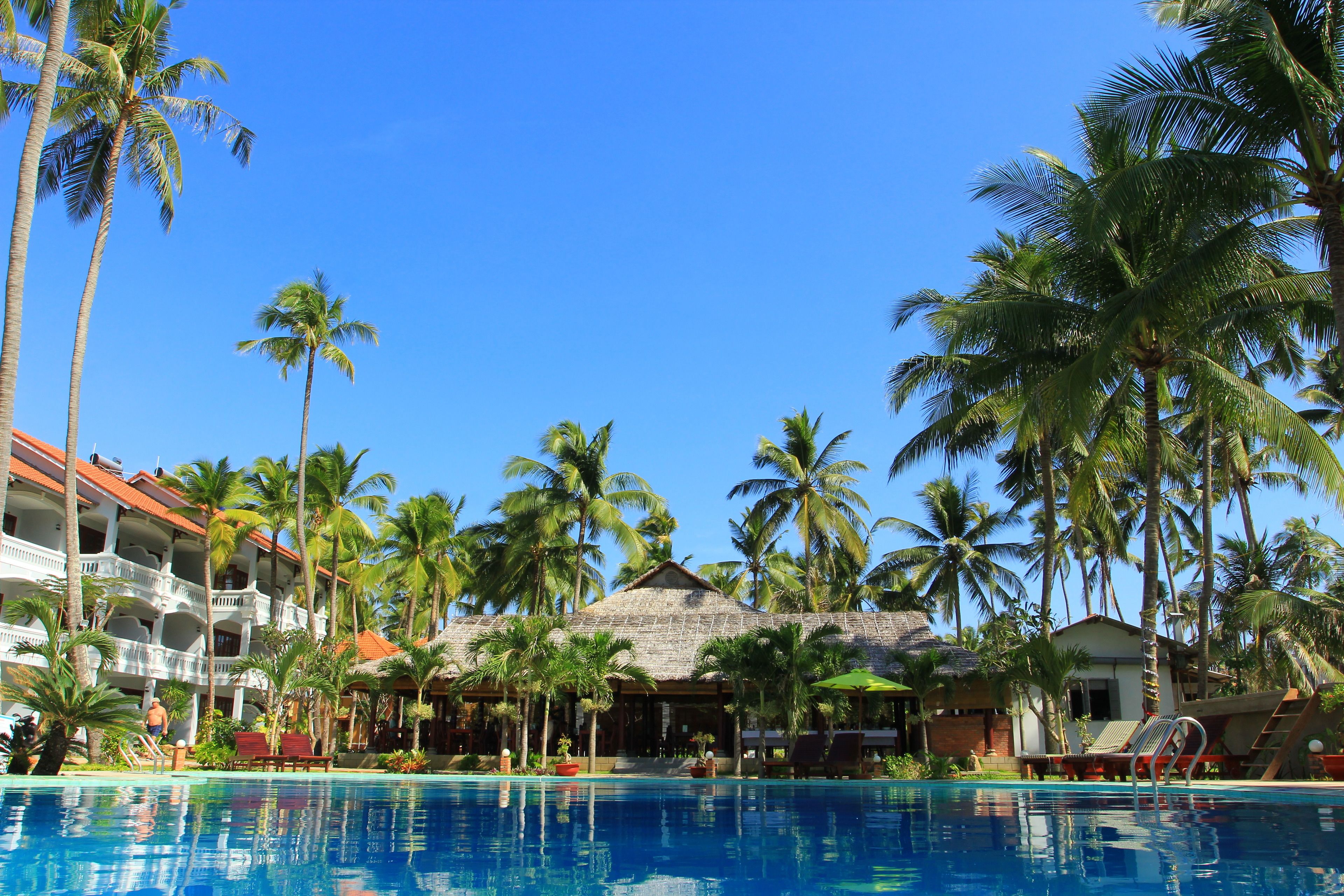 Außenpool, Pool mit Wasserfall, Sonnenschirme, Liegestühle
